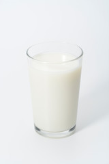 Vaso de leche sobre fondo blanco