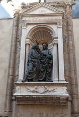 Fototapeta na wymiar Статуи Христа и апостола Фомы на фасаде церкви Орсанмикеле