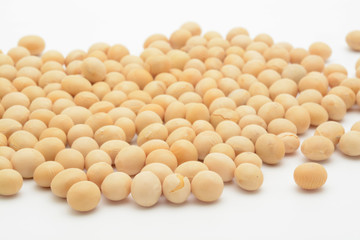 Soja amarilla cruda sobre fondo blanco