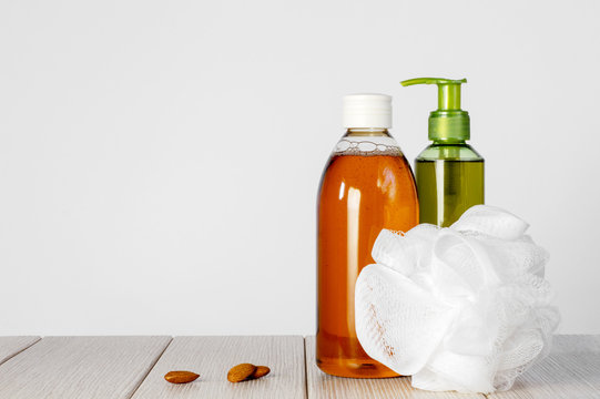 The plastic bottles and mesh shower sponge, mindal