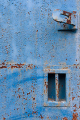 青い塗装の錆びた金属