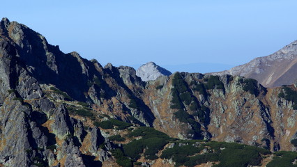 Skalne grzbiety gór w Wysokich Tatrach na Słowacji