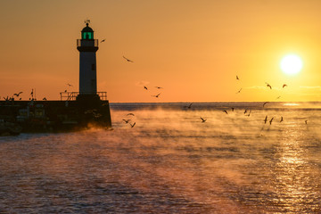 Entr&eacute;e du port de Palais sous un lev&eacute; de soleil 2