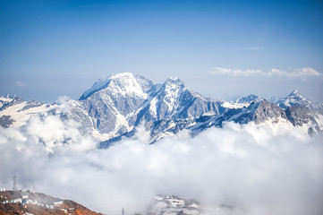 Obraz premium Poruszają się kluby mgły i chmury