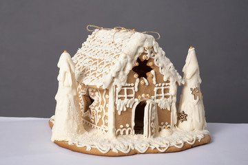 świąteczna chatka, chatka, Boże Narodzenie, ręczna praca, pierniczki, lukrowany domek, zapach świat, jedzenie, słodki domek, zima, śnieg, dekorować, lukier, miodu, dach, okienna, celebracja, własnoręc © Ansza