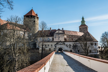Zugang zur Burg Schlaining im Burgenland A) 