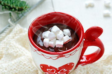 tazza di cioccolato fumante con marshmallow