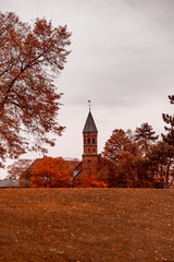 Kirchturm in Herbstlandschaft
