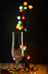 Copa de champán con adornos y luces navideños.