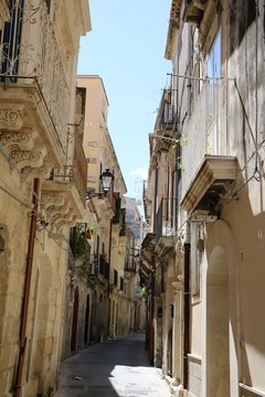 Fototapeta Narrow alley in the old Town Ortigia Syracuse, Sicily Italy 