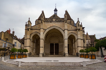 Fototapeta na wymiar Entrance to Collegiale Notre Dame in Beaune, France