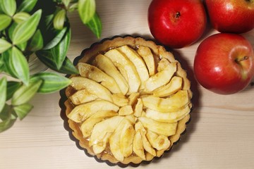 Naklejka na ściany i meble Apple pie on the wood table with apples