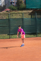 Obraz premium Young tennis player serving the ball