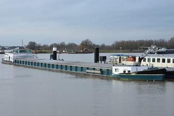 hoogwater in een haven bij de rivier de Rijn met een aangelegde vrachtboot en passagiersboot