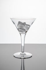 Cocktailglas mit Eiswürfeln