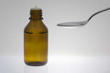 Tropfglas mit Dosierlöffel