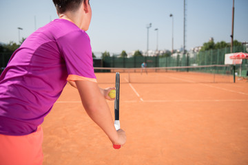 Obraz premium Young tennis player prepares for serving the ball