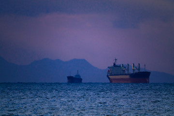 夜明けの遠い山影と船たち