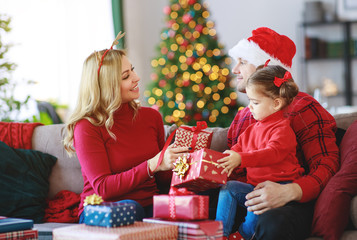 Obraz na płótnie Canvas happy family open presents on Christmas morning