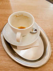 Verzehrter Kaffee leere Tasse auf Silber Tablett