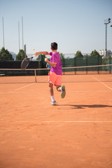 Obraz premium Young tennis player playing forehand