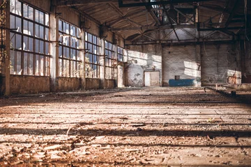 Rolgordijnen Oude landelijke fabriekskamer © andrii_popovych