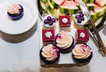 cupcakes on plate