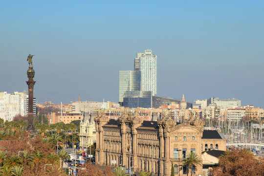Vista de Barcelona ciudad con la estatua de Colón.