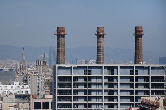 Vista de Barcelona ciudad, con 3 viejas chimeneas de la antigua fábrica la canadiense.
