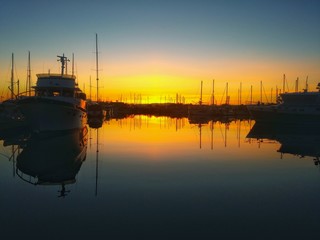Fototapeta premium Beautiful boat silhouette in quiet harbor