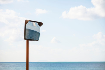 駅の安全ミラー