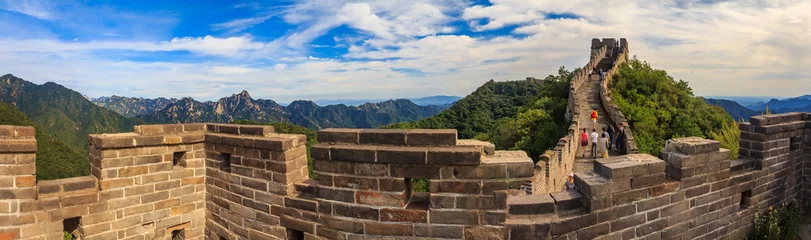 Plexiglas keuken achterwand Chinese Muur Panoramisch uitzicht op de Grote Muur van China en toeristen die op de muur lopen in het Mutianyu-dorp, een afgelegen deel van de Grote Muur in de buurt van Peking