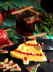 Weihnachtsfrühstück mit Rührei in Glockenform und einem Glas Granatapfelsaft