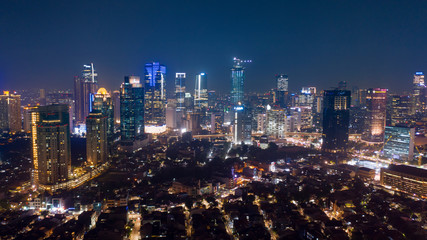 Obraz premium Dom mieszkalny i wieżowce w nocy