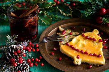 weihnachtliches Frühstück mit Rührei in Glockenform und Granatapfelsaft