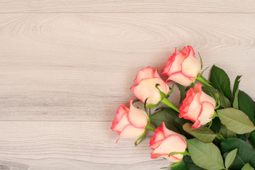 Fototapeta na wymiar Beautiful bouquet of pink roses on wooden desks.