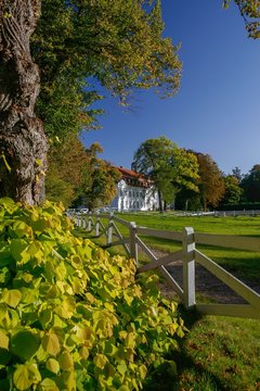 sch&ouml;ner Gutshof Panker und romantisches Herrenhaus in idyllischer Herbst Landschaft