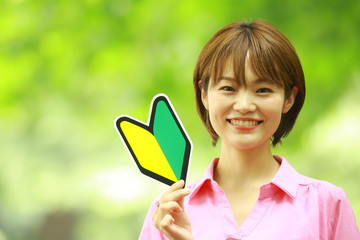 初心者マークを持つ女性