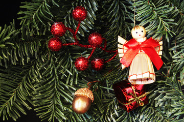 Weihnachtliches Gesteck mit Engel und Päckchen