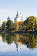 Fototapeta premium Jackie Onassis Reservoir. The view across the Jackie Onassis Reservoir in Central Park, New York City on a still autumn morning.