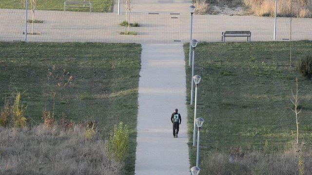 caminando de prisa en un parque de la ciudad de Vitoria-Gasteiz, Euskadi, Espa&ntilde;a