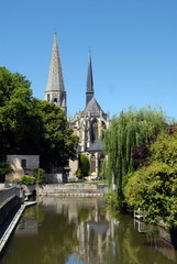 Ville de Vend&ocirc;me, abbatiale de la Trinit&eacute;, arbres et arbustes autour du plan d'eau, d&eacute;partement du Loir-et-Cher, France