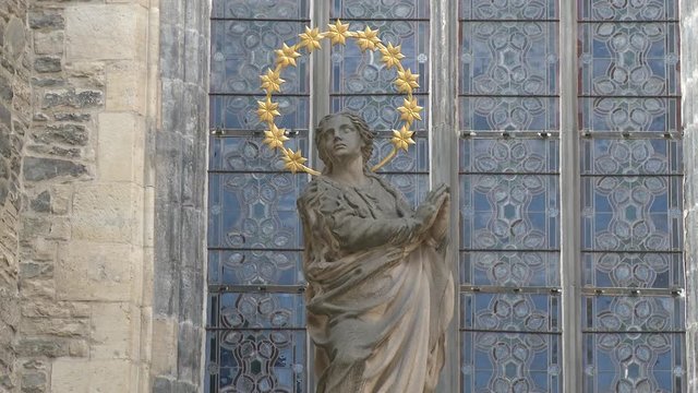 Praga, statua religiosa e chiesa