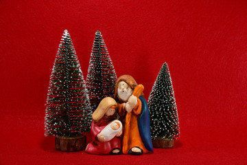 sacra famiglia con alberi di natale