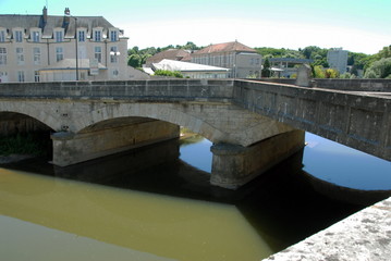 Naklejka premium Ville de Vendôme, vieux pont enjambe le Loir en centre ville, département du Loir-et-Cher, France