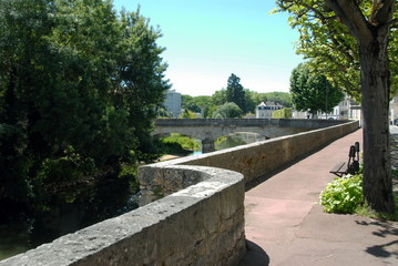 Ville de Vendôme, mur bordant la rivière le Loir en centre ville, chemin de promenade bordé...