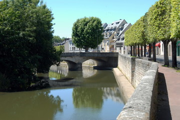 Fototapeta na wymiar Ville de Vendôme, vieux pont enjambe le Loir en centre ville, arbres en bordure, département du Loir-et-Cher, France