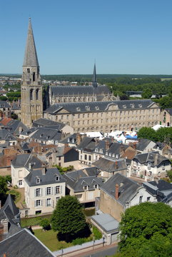 Ville de Vendôme, vue générale, les toits de la ville, l'abbaye et l'église Sainte-Marie Madeleine, département du Loir-et-Cher, France