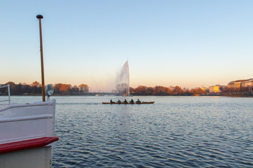 Vierer Ruderboot im Abendlicht vor der Alster Fontäne © eric