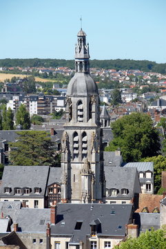 Ville de Vendôme, la tour Saint-Martin domine la ville et ses toits , département du Loir-et-Cher, France